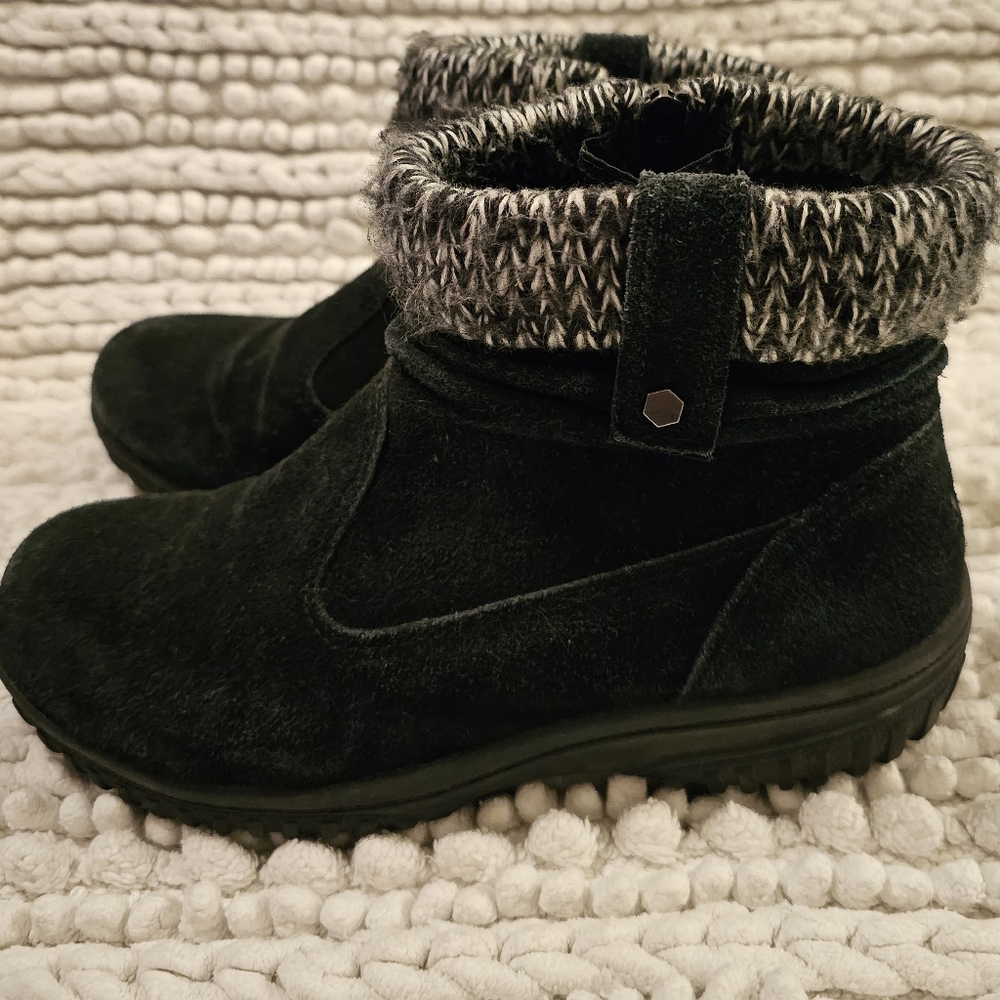 KHOMBU Jalynn Black Sweater Suede Winter Boots, size 7M